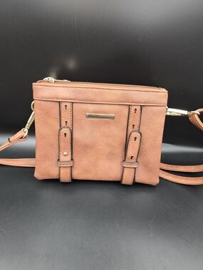 Compact Tan Crossbody Bag with Adjustable Strap